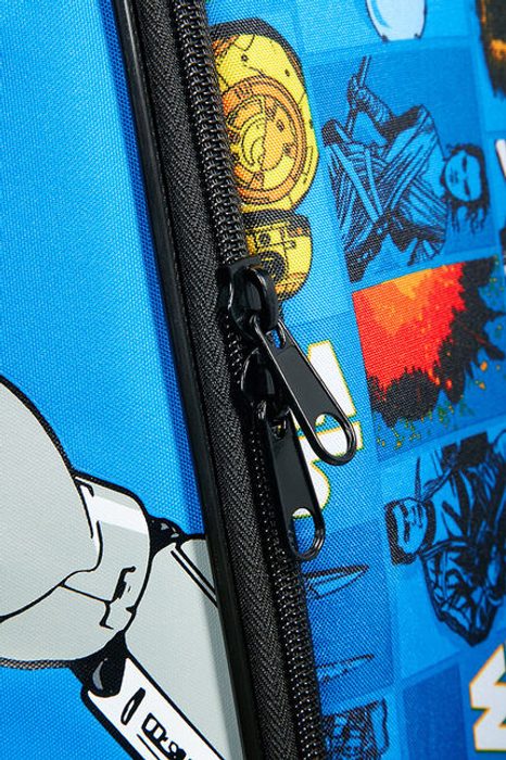 Kufr doplňují standardní zipy. AMERICAN TOURISTER, KUFR DOPLŇUJÍ STANDARDNÍ ZIPY. - DĚTSKÁ ZAVAZADLA - CESTOVNÍ KUFRY A TAŠKY