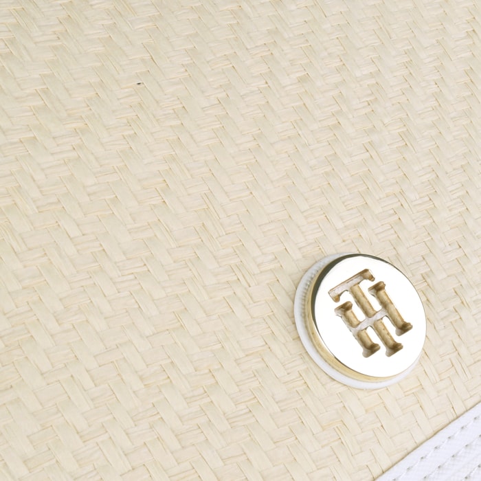 Crossbody kabelka Tommy Hilfiger je vyrobena z kombinace materiálů: syntetická kůže v úpravě saffiano a přírodní lýko z rafie. TOMMY HILFIGER, CROSSBODY KABELKA TOMMY HILFIGER JE VYROBENA Z KOMBINACE MATERIÁLŮ: SYNTETICKÁ KŮŽE V ÚPRAVĚ SAFFIANO A PŘÍRODNÍ LÝKO Z RAFIE. - CROSSBODY KABELKY - KABELKY