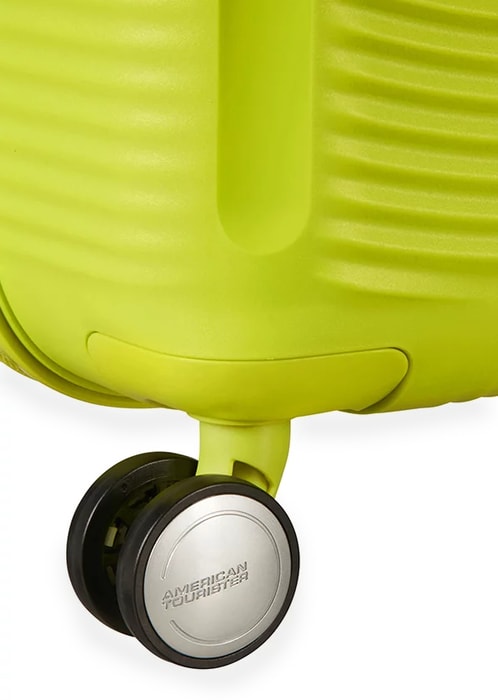 Pro pohodlné převážení z místa na místo je kufr vybaven čtyřmi dvojitými kolečky, která se otáčejí v plném rozsahu 360°. AMERICAN TOURISTER, PRO POHODLNÉ PŘEVÁŽENÍ Z MÍSTA NA MÍSTO JE KUFR VYBAVEN ČTYŘMI DVOJITÝMI KOLEČKY, KTERÁ SE OTÁČEJÍ V PLNÉM ROZSAHU 360°. - PŘÍRUČNÍ ZAVAZADLA - CESTOVNÍ KUFRY A TAŠKY
