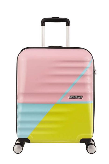 Přední stranu zdobí logo značky American Tourister. AMERICAN TOURISTER, PŘEDNÍ STRANU ZDOBÍ LOGO ZNAČKY AMERICAN TOURISTER. - PŘÍRUČNÍ ZAVAZADLA - CESTOVNÍ KUFRY A TAŠKY