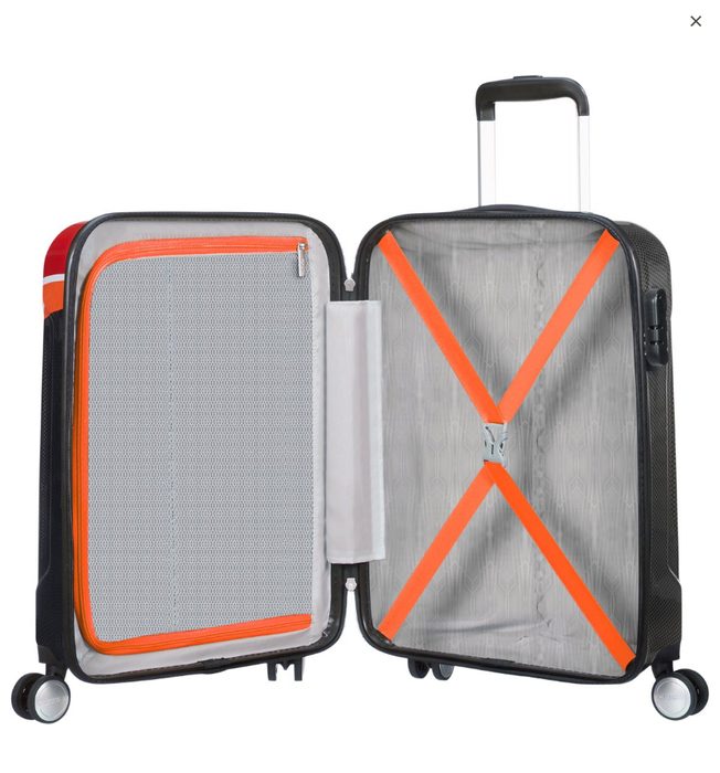 În ceea ce privește spațiul de depozitare, trolerul este echipat cu bretele pentru fixarea conținutului în spațiul inferior și un separator în spațiul superior. AMERICAN TOURISTER, ÎN CEEA CE PRIVEȘTE SPAȚIUL DE DEPOZITARE, TROLERUL ESTE ECHIPAT CU BRETELE PENTRU FIXAREA CONȚINUTULUI ÎN SPAȚIUL INFERIOR ȘI UN SEPARATOR ÎN SPAȚIUL SUPERIOR. - BAGAJE DE MÂNĂ - TROLERE ȘI GENȚI DE VOIAJ