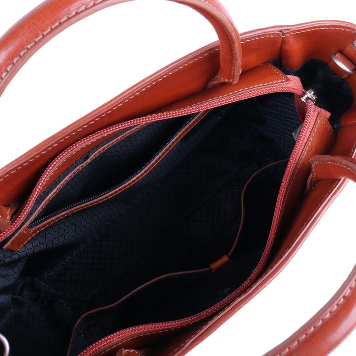 Hlavní přihrádka je uzavíratelná bezpečně na zip. Uvnitř je k dispozici jedna kapsa na zip a dvě otevřené přihrádky. SNĚŽKA NÁCHOD, HLAVNÍ PŘIHRÁDKA JE UZAVÍRATELNÁ BEZPEČNĚ NA ZIP. UVNITŘ JE K DISPOZICI JEDNA KAPSA NA ZIP A DVĚ OTEVŘENÉ PŘIHRÁDKY. - KABELKY DO RUKY - KABELKY