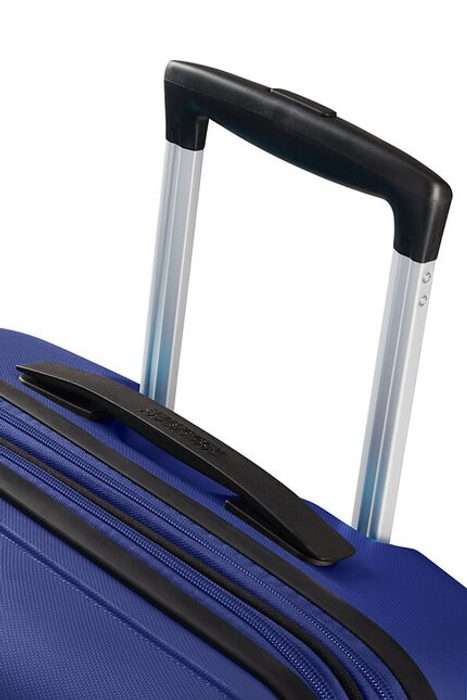 Dále v jeho výbavě naleznete výsuvnou dvojitou trolej s aretací a horní a boční madlo. AMERICAN TOURISTER, DÁLE V JEHO VÝBAVĚ NALEZNETE VÝSUVNOU DVOJITOU TROLEJ S ARETACÍ A HORNÍ A BOČNÍ MADLO. - SKOŘEPINOVÉ KUFRY - CESTOVNÍ KUFRY A TAŠKY