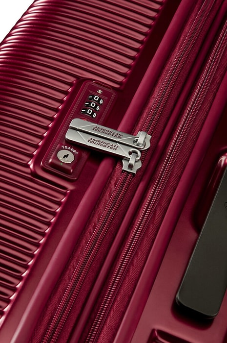 Je vyrobený z polykarbonátu, který se vyznačuje vysokou odolností, lehce omyvatelným povrchem a nižší hmotností. AMERICAN TOURISTER, JE VYROBENÝ Z POLYKARBONÁTU, KTERÝ SE VYZNAČUJE VYSOKOU ODOLNOSTÍ, LEHCE OMYVATELNÝM POVRCHEM A NIŽŠÍ HMOTNOSTÍ. - SKOŘEPINOVÉ KUFRY - CESTOVNÍ KUFRY A TAŠKY