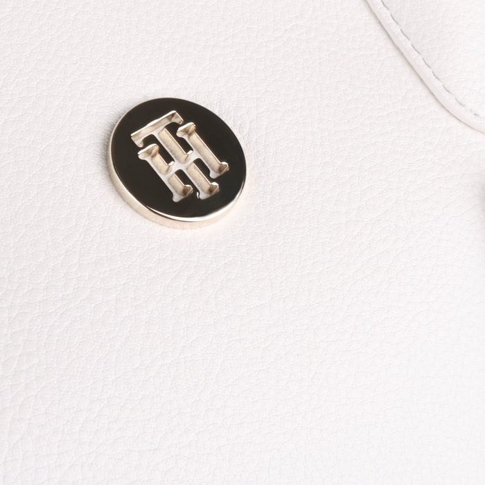 Dámska kabelka z kolekcie Charming je vyrobená zo syntetickej kože a je vďaka tomu nenáročná na údržbu. TOMMY HILFIGER, DÁMSKA KABELKA Z KOLEKCIE CHARMING JE VYROBENÁ ZO SYNTETICKEJ KOŽE A JE VĎAKA TOMU NENÁROČNÁ NA ÚDRŽBU. - KABELKY CEZ RAMENO - KABELKY