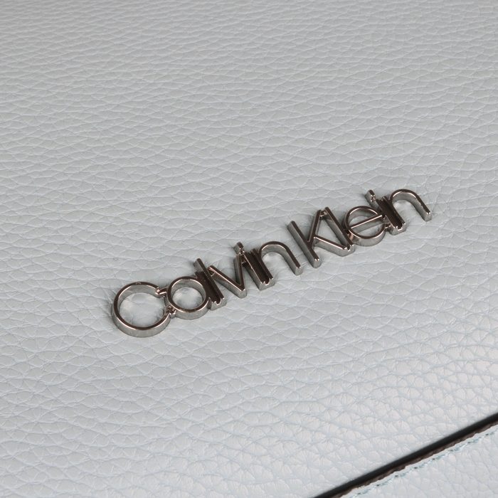 Dámská crossbody kabelka z kolekce Neat je vyrobena ze syntetické kůže v zrnité úpravě. CALVIN KLEIN, DÁMSKÁ CROSSBODY KABELKA Z KOLEKCE NEAT JE VYROBENA ZE SYNTETICKÉ KŮŽE V ZRNITÉ ÚPRAVĚ. - CROSSBODY KABELKY - KABELKY