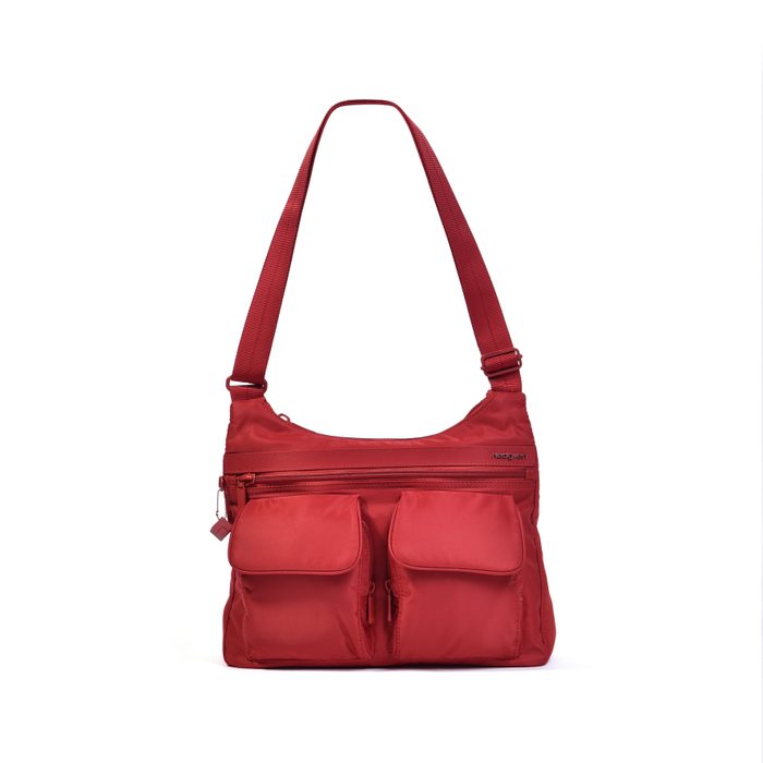 Popruh kabelky je nastavitelný až na délku 130 cm pro pohodlné nošení přes rameno nebo crossbody. HEDGREN, POPRUH KABELKY JE NASTAVITELNÝ AŽ NA DÉLKU 130 CM PRO POHODLNÉ NOŠENÍ PŘES RAMENO NEBO CROSSBODY. - KABELKY PŘES RAMENO - KABELKY