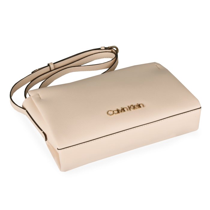 Do kabelky Calvin Klein lze umístit doklady formátu A6. CALVIN KLEIN, DO KABELKY CALVIN KLEIN LZE UMÍSTIT DOKLADY FORMÁTU A6. - CROSSBODY KABELKY - KABELKY