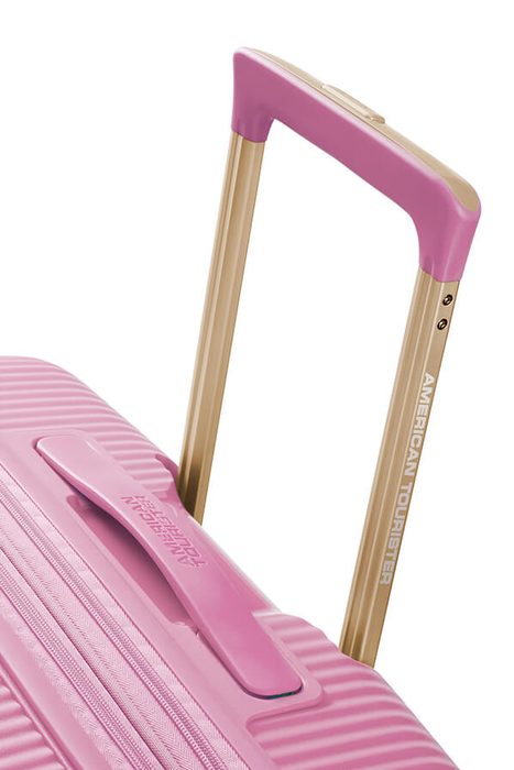 Snadnou manipulaci umožňuje polohovatelná trolej s nastavitelnou délkou a dvě madla (horní a boční). AMERICAN TOURISTER, SNADNOU MANIPULACI UMOŽŇUJE POLOHOVATELNÁ TROLEJ S NASTAVITELNOU DÉLKOU A DVĚ MADLA (HORNÍ A BOČNÍ). - SKOŘEPINOVÉ KUFRY - CESTOVNÍ KUFRY A TAŠKY