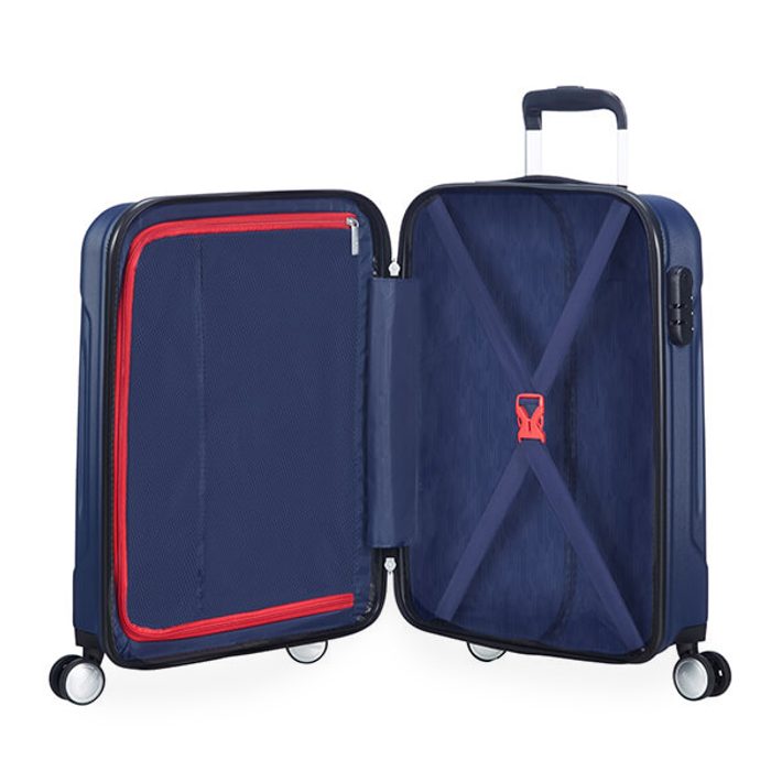 În ceea ce privește spațiul de depozitare, trolerul este echipat cu bretele pentru fixarea conținutului în spațiul inferior și un separator în spațiul superior. AMERICAN TOURISTER, ÎN CEEA CE PRIVEȘTE SPAȚIUL DE DEPOZITARE, TROLERUL ESTE ECHIPAT CU BRETELE PENTRU FIXAREA CONȚINUTULUI ÎN SPAȚIUL INFERIOR ȘI UN SEPARATOR ÎN SPAȚIUL SUPERIOR. - BAGAJE DE MÂNĂ - TROLERE ȘI GENȚI DE VOIAJ