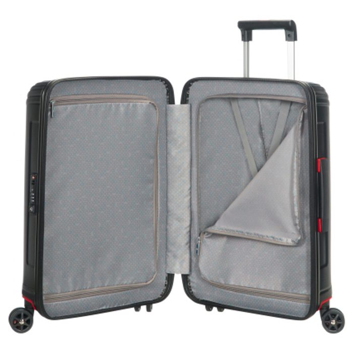 În ceea ce privește spațiul de depozitare, trolerul este echipat cu un compartiment inferior cu bretele încrucișate și un compartiment superior cu un separator. SAMSONITE, ÎN CEEA CE PRIVEȘTE SPAȚIUL DE DEPOZITARE, TROLERUL ESTE ECHIPAT CU UN COMPARTIMENT INFERIOR CU BRETELE ÎNCRUCIȘATE ȘI UN COMPARTIMENT SUPERIOR CU UN SEPARATOR. - TROLERE RIGIDE - TROLERE ȘI GENȚI DE VOIAJ