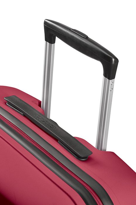 Viacstupňová rukoväť s tlačidlom a zámkom umožňuje pohodlné nastavenie pre cestovateľov akejkoľvek výšky. AMERICAN TOURISTER, VIACSTUPŇOVÁ RUKOVÄŤ S TLAČIDLOM A ZÁMKOM UMOŽŇUJE POHODLNÉ NASTAVENIE PRE CESTOVATEĽOV AKEJKOĽVEK VÝŠKY. - ŠKRUPINOVÉ KUFRE - CESTOVNÉ KUFRE A TAŠKY