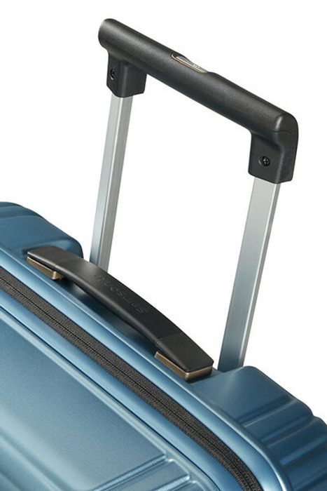 Mânerul dublu și ușor care se adaptează la înălțimea utilizatorului. SAMSONITE, MÂNERUL DUBLU ȘI UȘOR CARE SE ADAPTEAZĂ LA ÎNĂLȚIMEA UTILIZATORULUI. - TROLERE RIGIDE - TROLERE ȘI GENȚI DE VOIAJ
