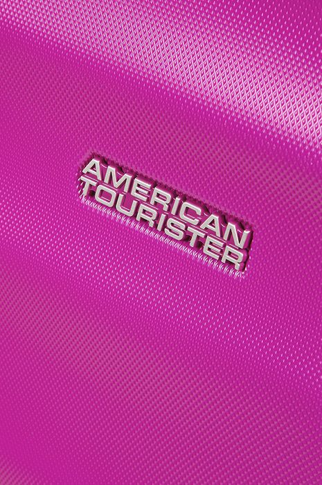 Přední stranu zdobí logo značky American Tourister. AMERICAN TOURISTER, PŘEDNÍ STRANU ZDOBÍ LOGO ZNAČKY AMERICAN TOURISTER. - PŘÍRUČNÍ ZAVAZADLA - CESTOVNÍ KUFRY A TAŠKY