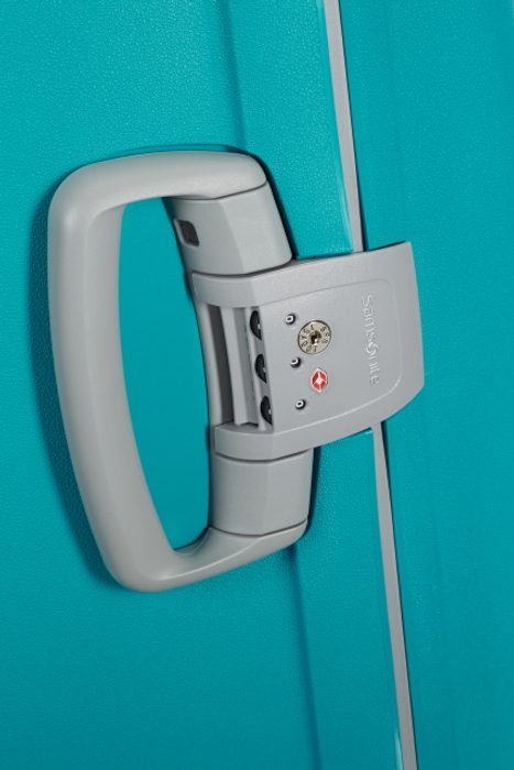 Součástí kufru je připevněný třímístný kombinovaný TSA zámek pro bezpečné cestování SAMSONITE, SOUČÁSTÍ KUFRU JE PŘIPEVNĚNÝ TŘÍMÍSTNÝ KOMBINOVANÝ TSA ZÁMEK PRO BEZPEČNÉ CESTOVÁNÍ - SKOŘEPINOVÉ KUFRY - CESTOVNÍ KUFRY A TAŠKY
