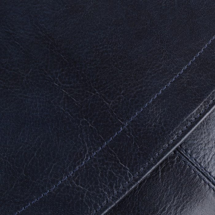 Kabelka je vyrobená z hovädzej kože. SNĚŽKA NÁCHOD, KABELKA JE VYROBENÁ Z HOVÄDZEJ KOŽE. - CROSSBODY KABELKY - KABELKY