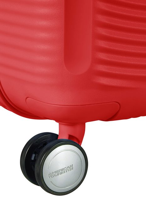 Pro pohodlné převážení z místa na místo je kufr vybaven čtyřmi dvojitými kolečky, která se otáčejí v plném rozsahu 360°. AMERICAN TOURISTER, PRO POHODLNÉ PŘEVÁŽENÍ Z MÍSTA NA MÍSTO JE KUFR VYBAVEN ČTYŘMI DVOJITÝMI KOLEČKY, KTERÁ SE OTÁČEJÍ V PLNÉM ROZSAHU 360°. - SKOŘEPINOVÉ KUFRY - CESTOVNÍ KUFRY A TAŠKY