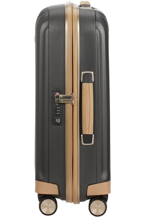 Bezpečné cestováním po celém světě zajistí integrovaný TSA zámek. SAMSONITE, BEZPEČNÉ CESTOVÁNÍM PO CELÉM SVĚTĚ ZAJISTÍ INTEGROVANÝ TSA ZÁMEK. - PŘÍRUČNÍ ZAVAZADLA - CESTOVNÍ KUFRY A TAŠKY