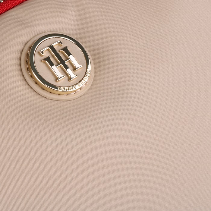 Crossbody kabelka z kolekce Poppy je vyrobena z odolného nylonu. TOMMY HILFIGER, CROSSBODY KABELKA Z KOLEKCE POPPY JE VYROBENA Z ODOLNÉHO NYLONU. - CROSSBODY KABELKY - KABELKY