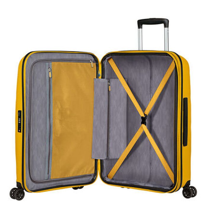 Uvnitř je k dispozici oboustranný balící systém s textilní přepážkou na zip, praktickými kapsami na zip a fixačními popruhy pro stabilizaci obsahu kufru. AMERICAN TOURISTER, UVNITŘ JE K DISPOZICI OBOUSTRANNÝ BALÍCÍ SYSTÉM S TEXTILNÍ PŘEPÁŽKOU NA ZIP, PRAKTICKÝMI KAPSAMI NA ZIP A FIXAČNÍMI POPRUHY PRO STABILIZACI OBSAHU KUFRU. - SKOŘEPINOVÉ KUFRY - CESTOVNÍ KUFRY A TAŠKY