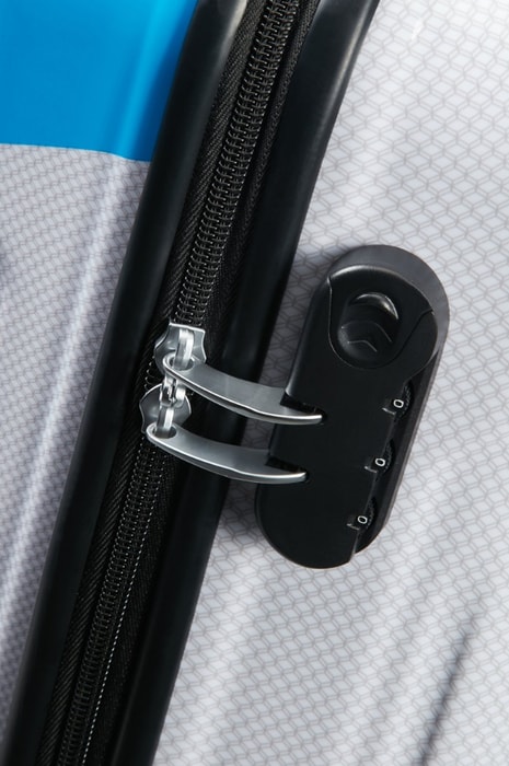 De asemenea este prevăzut cu fermoare de calitate, mâner superior pentru ridicare ușoară și patru roți duble pentru o manipulare ușoară. AMERICAN TOURISTER, DE ASEMENEA ESTE PREVĂZUT CU FERMOARE DE CALITATE, MÂNER SUPERIOR PENTRU RIDICARE UȘOARĂ ȘI PATRU ROȚI DUBLE PENTRU O MANIPULARE UȘOARĂ. - BAGAJE DE MÂNĂ - TROLERE ȘI GENȚI DE VOIAJ