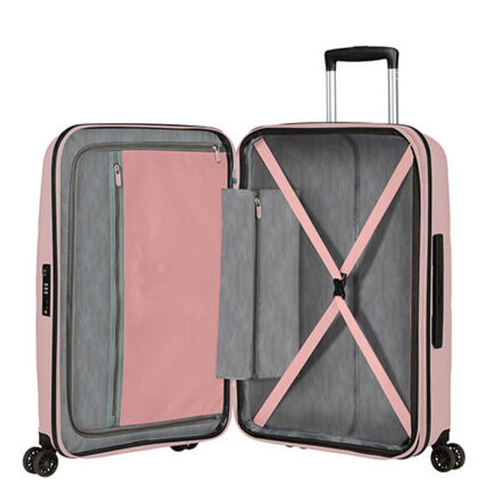 Uvnitř je k dispozici oboustranný balící systém s textilní přepážkou na zip, praktickými kapsami na zip a fixačními popruhy pro stabilizaci obsahu kufru. AMERICAN TOURISTER, UVNITŘ JE K DISPOZICI OBOUSTRANNÝ BALÍCÍ SYSTÉM S TEXTILNÍ PŘEPÁŽKOU NA ZIP, PRAKTICKÝMI KAPSAMI NA ZIP A FIXAČNÍMI POPRUHY PRO STABILIZACI OBSAHU KUFRU. - SKOŘEPINOVÉ KUFRY - CESTOVNÍ KUFRY A TAŠKY