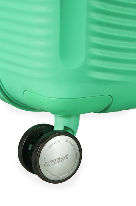 Pro pohodlné převážení z místa na místo je kufr vybaven čtyřmi dvojitými kolečky, která se otáčejí v plném rozsahu 360°. AMERICAN TOURISTER, PRO POHODLNÉ PŘEVÁŽENÍ Z MÍSTA NA MÍSTO JE KUFR VYBAVEN ČTYŘMI DVOJITÝMI KOLEČKY, KTERÁ SE OTÁČEJÍ V PLNÉM ROZSAHU 360°. - SKOŘEPINOVÉ KUFRY - CESTOVNÍ KUFRY A TAŠKY