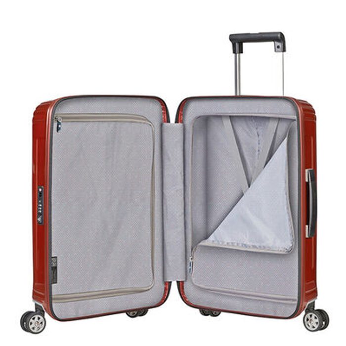 În ceea ce privește spațiul de depozitare, trolerul este echipat cu un compartiment inferior cu bretele încrucișate și un compartiment superior cu un separator. SAMSONITE, ÎN CEEA CE PRIVEȘTE SPAȚIUL DE DEPOZITARE, TROLERUL ESTE ECHIPAT CU UN COMPARTIMENT INFERIOR CU BRETELE ÎNCRUCIȘATE ȘI UN COMPARTIMENT SUPERIOR CU UN SEPARATOR. - TROLERE RIGIDE - TROLERE ȘI GENȚI DE VOIAJ