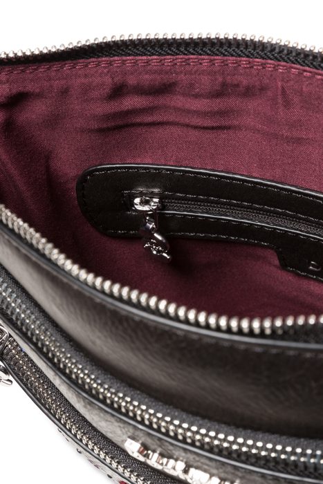 Hlavná priehradka je uzatvárateľná bezpečne na zips. Vnútri nájdete dve vrecká na zips a jednu otvorenú kapsu na drobnosti. Do kabelky pohodlne umiestnite svoju obľúbenú knihu formátu A5. DESIGUAL, HLAVNÁ PRIEHRADKA JE UZATVÁRATEĽNÁ BEZPEČNE NA ZIPS. VNÚTRI NÁJDETE DVE VRECKÁ NA ZIPS A JEDNU OTVORENÚ KAPSU NA DROBNOSTI. DO KABELKY POHODLNE UMIESTNITE SVOJU OBĽÚBENÚ KNIHU FORMÁTU A5. - CROSSBODY KABELKY - KABELKY