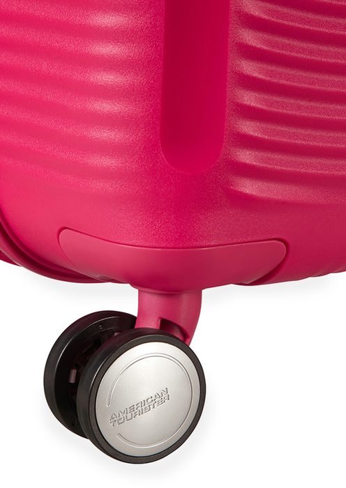 Pro pohodlné převážení z místa na místo je kufr vybaven čtyřmi dvojitými kolečky, která se otáčejí v plném rozsahu 360°. AMERICAN TOURISTER, PRO POHODLNÉ PŘEVÁŽENÍ Z MÍSTA NA MÍSTO JE KUFR VYBAVEN ČTYŘMI DVOJITÝMI KOLEČKY, KTERÁ SE OTÁČEJÍ V PLNÉM ROZSAHU 360°. - SKOŘEPINOVÉ KUFRY - CESTOVNÍ KUFRY A TAŠKY