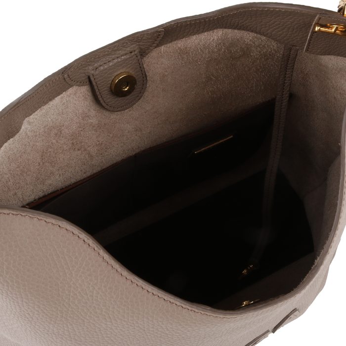 Hlavní přihrádka je uzavíratelná magnetem. Uvnitř jsou k dispozici 4 otevřené kapsy, vhodné na telefon a další nezbytnosti. ELEGA BY DANA M, HLAVNÍ PŘIHRÁDKA JE UZAVÍRATELNÁ MAGNETEM. UVNITŘ JSOU K DISPOZICI 4 OTEVŘENÉ KAPSY, VHODNÉ NA TELEFON A DALŠÍ NEZBYTNOSTI. - SHOPPER KABELKY - KABELKY