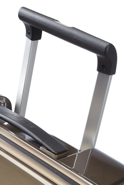 Mânerul dublu și ușor care se adaptează la înălțimea utilizatorului. SAMSONITE, MÂNERUL DUBLU ȘI UȘOR CARE SE ADAPTEAZĂ LA ÎNĂLȚIMEA UTILIZATORULUI. - TROLERE RIGIDE - TROLERE ȘI GENȚI DE VOIAJ