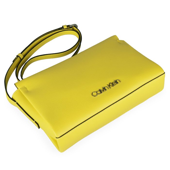 Do kabelky Calvin Klein lze umístit doklady formátu A6. CALVIN KLEIN, DO KABELKY CALVIN KLEIN LZE UMÍSTIT DOKLADY FORMÁTU A6. - CROSSBODY KABELKY - KABELKY