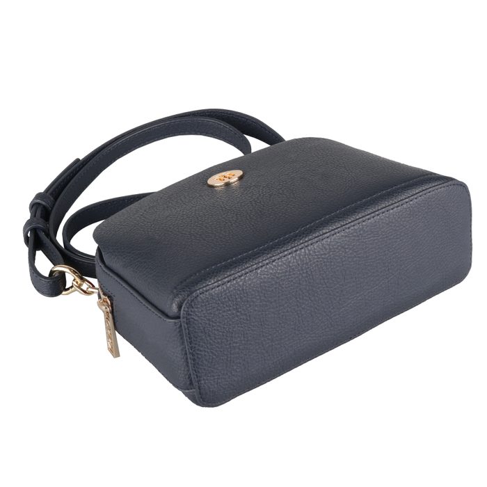Popruh lze hravě nastavit na požadovanou délku. TOMMY HILFIGER, POPRUH LZE HRAVĚ NASTAVIT NA POŽADOVANOU DÉLKU. - CROSSBODY KABELKY - KABELKY