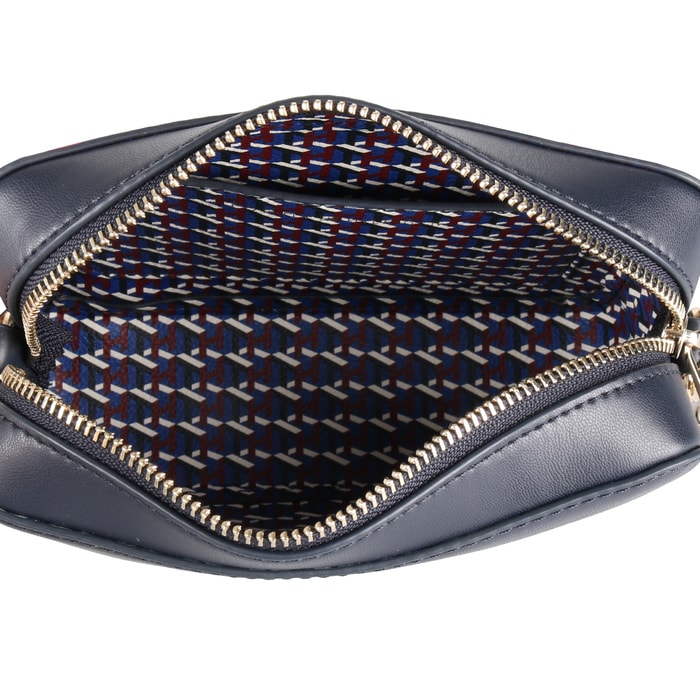Vnútri je k dispozícii jedno otvorené menšie vrecko. TOMMY HILFIGER, VNÚTRI JE K DISPOZÍCII JEDNO OTVORENÉ MENŠIE VRECKO. - CROSSBODY KABELKY - KABELKY