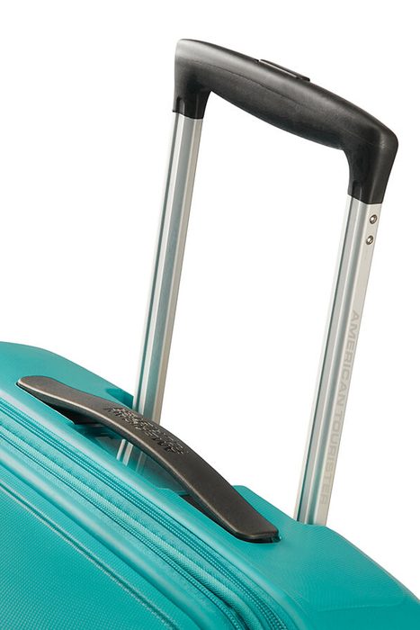 Odolná výsuvná rukoväť a horné madlo, ktoré zjednodušuje zdvíhanie a prenášanie batožiny. AMERICAN TOURISTER, ODOLNÁ VÝSUVNÁ RUKOVÄŤ A HORNÉ MADLO, KTORÉ ZJEDNODUŠUJE ZDVÍHANIE A PRENÁŠANIE BATOŽINY. - ŠKRUPINOVÉ KUFRE - CESTOVNÉ KUFRE A TAŠKY
