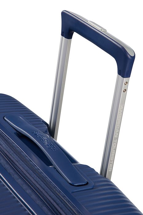 Snadnou manipulaci umožňuje polohovatelná trolej s nastavitelnou délkou a dvě madla (horní a boční). AMERICAN TOURISTER, SNADNOU MANIPULACI UMOŽŇUJE POLOHOVATELNÁ TROLEJ S NASTAVITELNOU DÉLKOU A DVĚ MADLA (HORNÍ A BOČNÍ). - SKOŘEPINOVÉ KUFRY - CESTOVNÍ KUFRY A TAŠKY