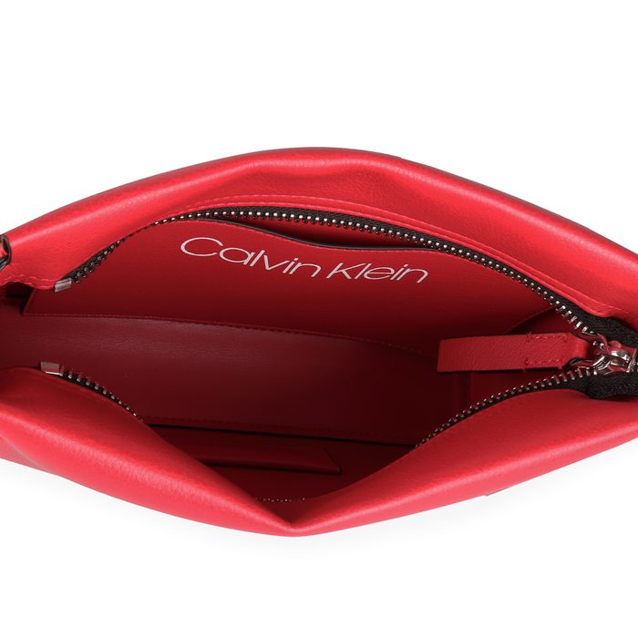 Uvnitř dámské kabelky najdete jednu otevřenou přihrádku vhodnou na doklady. CALVIN KLEIN, UVNITŘ DÁMSKÉ KABELKY NAJDETE JEDNU OTEVŘENOU PŘIHRÁDKU VHODNOU NA DOKLADY. - CROSSBODY KABELKY - KABELKY