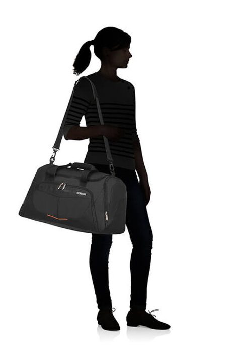Môžete ju nosiť v ruke aj cez rameno. Súčasťou je nastaviteľný popruh s ramennou výstelkou. AMERICAN TOURISTER, MÔŽETE JU NOSIŤ V RUKE AJ CEZ RAMENO. SÚČASŤOU JE NASTAVITEĽNÝ POPRUH S RAMENNOU VÝSTELKOU. - CESTOVNÉ TAŠKY - CESTOVNÉ KUFRE A TAŠKY