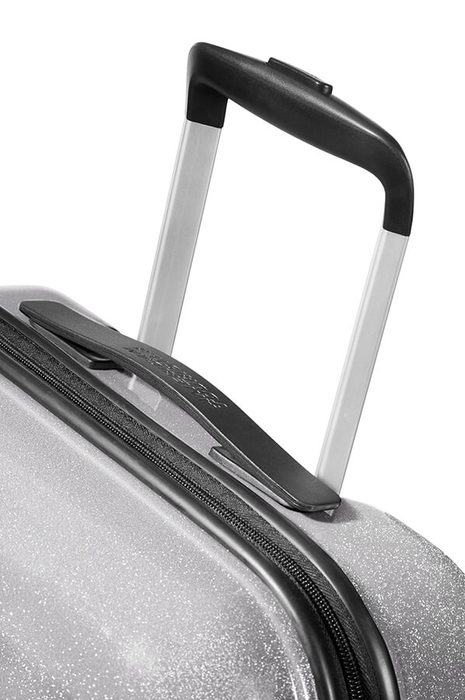V jeho výbavě dále najdete odolnou výsuvnou rukojeť, která usnadňuje zvedání a přenášení zavazadla. AMERICAN TOURISTER, V JEHO VÝBAVĚ DÁLE NAJDETE ODOLNOU VÝSUVNOU RUKOJEŤ, KTERÁ USNADŇUJE ZVEDÁNÍ A PŘENÁŠENÍ ZAVAZADLA. - PŘÍRUČNÍ ZAVAZADLA - CESTOVNÍ KUFRY A TAŠKY