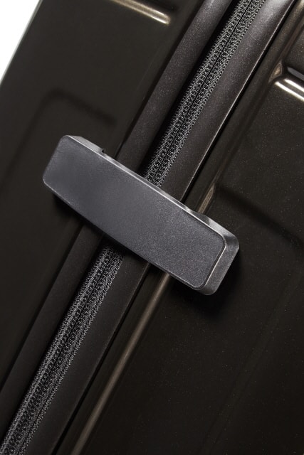 Neopulse este un troler cu carcasă rigidă care combină perfect greutatea redusă și rezistența grație designului armat brevetat și a colțurilor cu extra protecție. SAMSONITE, NEOPULSE ESTE UN TROLER CU CARCASĂ RIGIDĂ CARE COMBINĂ PERFECT GREUTATEA REDUSĂ ȘI REZISTENȚA GRAȚIE DESIGNULUI ARMAT BREVETAT ȘI A COLȚURILOR CU EXTRA PROTECȚIE. - TROLERE RIGIDE - TROLERE ȘI GENȚI DE VOIAJ