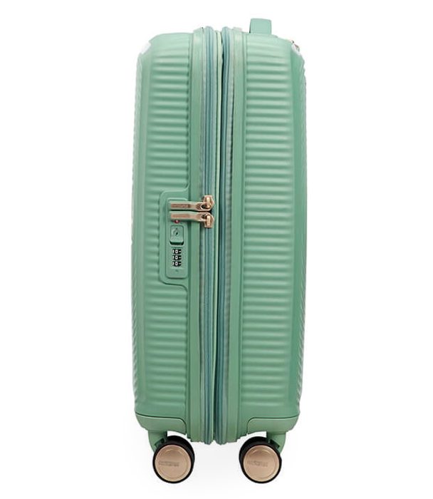 Hravý kruhový vzhled s kontrastním matným a lesklým povrchem jistě zaujme všude, kam se s ním podíváte. AMERICAN TOURISTER, HRAVÝ KRUHOVÝ VZHLED S KONTRASTNÍM MATNÝM A LESKLÝM POVRCHEM JISTĚ ZAUJME VŠUDE, KAM SE S NÍM PODÍVÁTE. - PŘÍRUČNÍ ZAVAZADLA - CESTOVNÍ KUFRY A TAŠKY