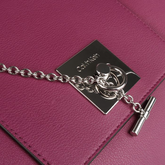 Kabelka cez rameno z kolekcie CK Lock je vyrobená zo syntetickej kože a je vďaka tomu nenáročná na údržbu. CALVIN KLEIN, KABELKA CEZ RAMENO Z KOLEKCIE CK LOCK JE VYROBENÁ ZO SYNTETICKEJ KOŽE A JE VĎAKA TOMU NENÁROČNÁ NA ÚDRŽBU. - KABELKY DO RUKY - KABELKY