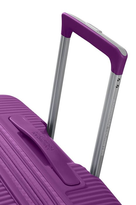 Snadnou manipulaci umožňuje polohovatelná trolej s nastavitelnou délkou a dvě madla (horní a boční). AMERICAN TOURISTER, SNADNOU MANIPULACI UMOŽŇUJE POLOHOVATELNÁ TROLEJ S NASTAVITELNOU DÉLKOU A DVĚ MADLA (HORNÍ A BOČNÍ). - SKOŘEPINOVÉ KUFRY - CESTOVNÍ KUFRY A TAŠKY