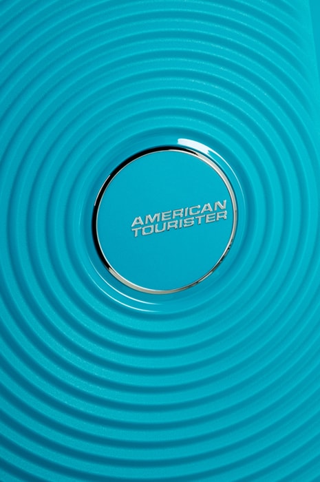 Hravý kruhový vzhled s kontrastním matným a lesklým povrchem jistě zaujme všude, kam se s ním podíváte. AMERICAN TOURISTER, HRAVÝ KRUHOVÝ VZHLED S KONTRASTNÍM MATNÝM A LESKLÝM POVRCHEM JISTĚ ZAUJME VŠUDE, KAM SE S NÍM PODÍVÁTE. - SKOŘEPINOVÉ KUFRY - CESTOVNÍ KUFRY A TAŠKY