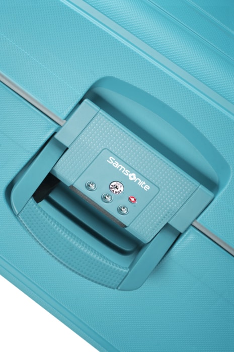 Objevte dosud nejlehčí kolekci S'Cure. Samsonite uspěl ve výrobě extrémně lehké polypropylenové kolekce na tříbodové zamykání, a to díky revolučnímu, polypropylenovému materiálu Flowlite. SAMSONITE, OBJEVTE DOSUD NEJLEHČÍ KOLEKCI S'CURE. SAMSONITE USPĚL VE VÝROBĚ EXTRÉMNĚ LEHKÉ POLYPROPYLENOVÉ KOLEKCE NA TŘÍBODOVÉ ZAMYKÁNÍ, A TO DÍKY REVOLUČNÍMU, POLYPROPYLENOVÉMU MATERIÁLU FLOWLITE. - ŠKRUPINOVÉ KUFRE - CESTOVNÉ KUFRE A TAŠKY
