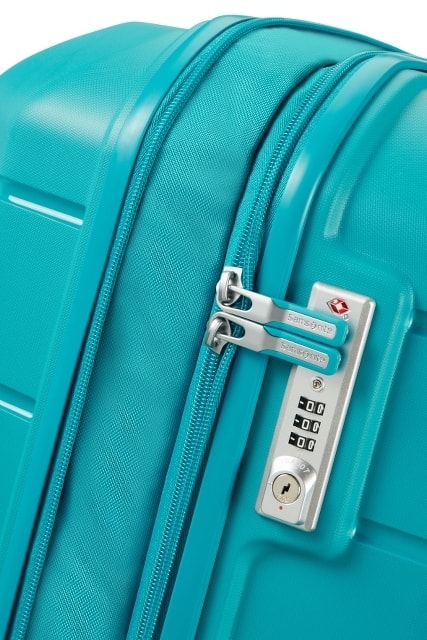 Trolerulul are fermoare duble care se pot bloca și un sistem de blocare cu trei cifre, cu încuietoare TSA pentru o călătorie sigură. SAMSONITE, TROLERULUL ARE FERMOARE DUBLE CARE SE POT BLOCA ȘI UN SISTEM DE BLOCARE CU TREI CIFRE, CU ÎNCUIETOARE TSA PENTRU O CĂLĂTORIE SIGURĂ. - TROLERE RIGIDE - TROLERE ȘI GENȚI DE VOIAJ