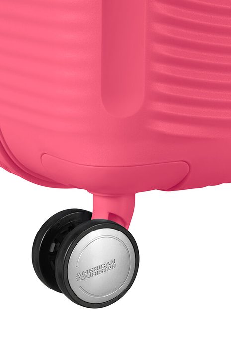 Pro pohodlné převážení z místa na místo je kufr vybaven čtyřmi dvojitými kolečky, která se otáčejí v plném rozsahu 360°. AMERICAN TOURISTER, PRO POHODLNÉ PŘEVÁŽENÍ Z MÍSTA NA MÍSTO JE KUFR VYBAVEN ČTYŘMI DVOJITÝMI KOLEČKY, KTERÁ SE OTÁČEJÍ V PLNÉM ROZSAHU 360°. - SKOŘEPINOVÉ KUFRY - CESTOVNÍ KUFRY A TAŠKY