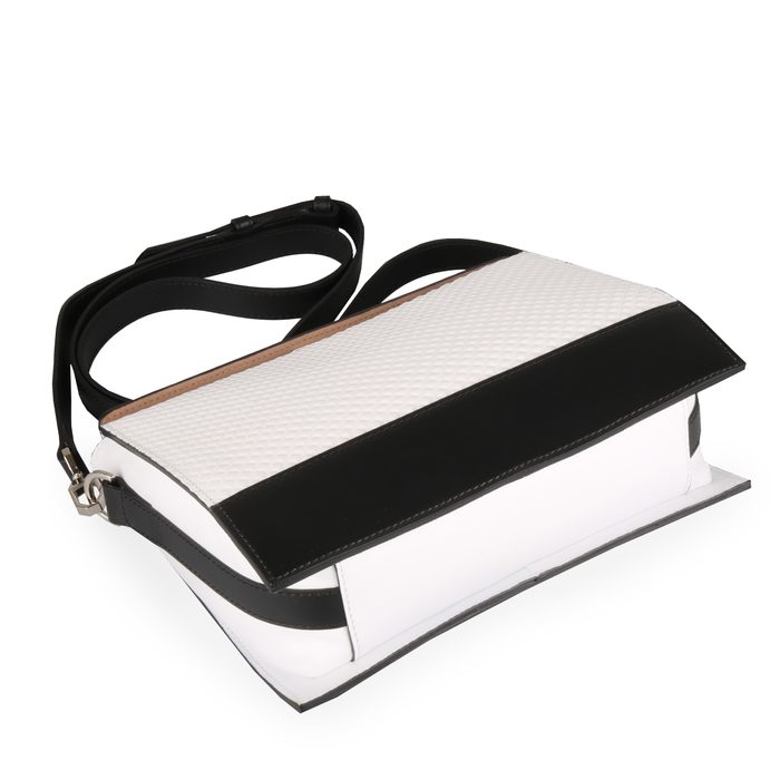 Do kabelky pohodlně uložíte svoji oblíbenou knihu formátu A5. ELEGA BY DANA M, DO KABELKY POHODLNĚ ULOŽÍTE SVOJI OBLÍBENOU KNIHU FORMÁTU A5. - CROSSBODY KABELKY - KABELKY