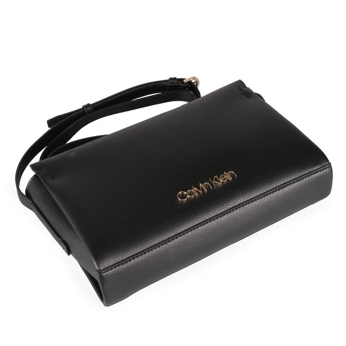 Do kabelky Calvin Klein lze umístit doklady formátu A6. CALVIN KLEIN, DO KABELKY CALVIN KLEIN LZE UMÍSTIT DOKLADY FORMÁTU A6. - CROSSBODY KABELKY - KABELKY